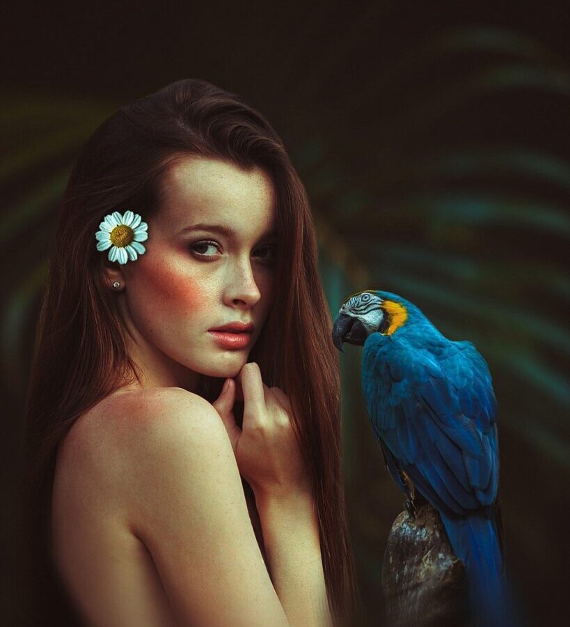 Žena a papoušek