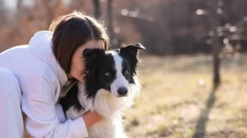 Žena objímá psa