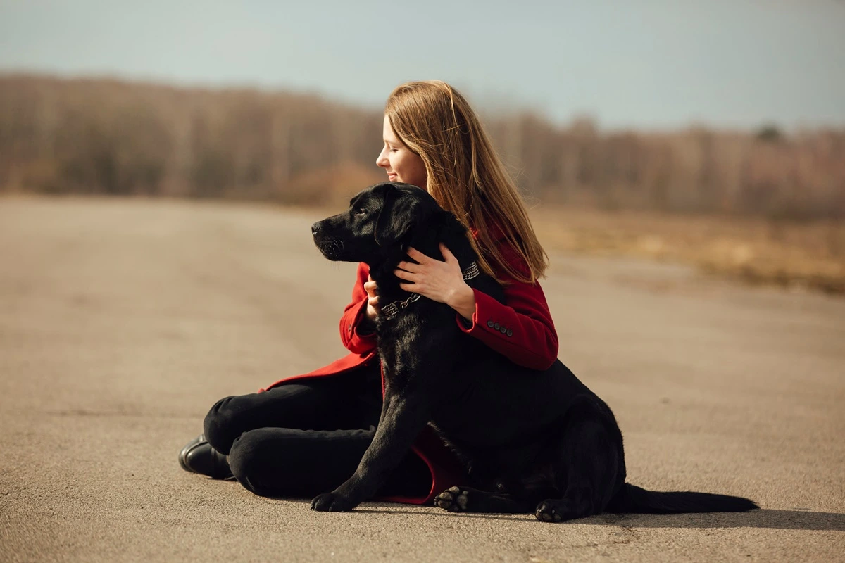 Žena objetí černý labrador