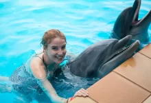 Žena s delfínem