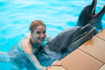 Žena s delfínem