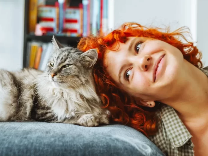 žena a kočka