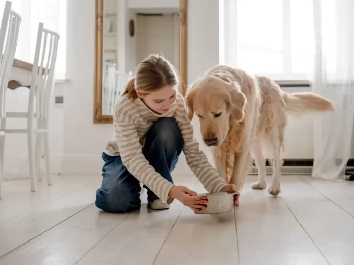 Dívka krmí psa