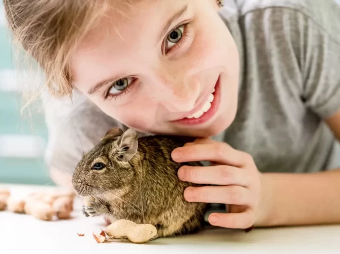 Děvče s osmákem degu