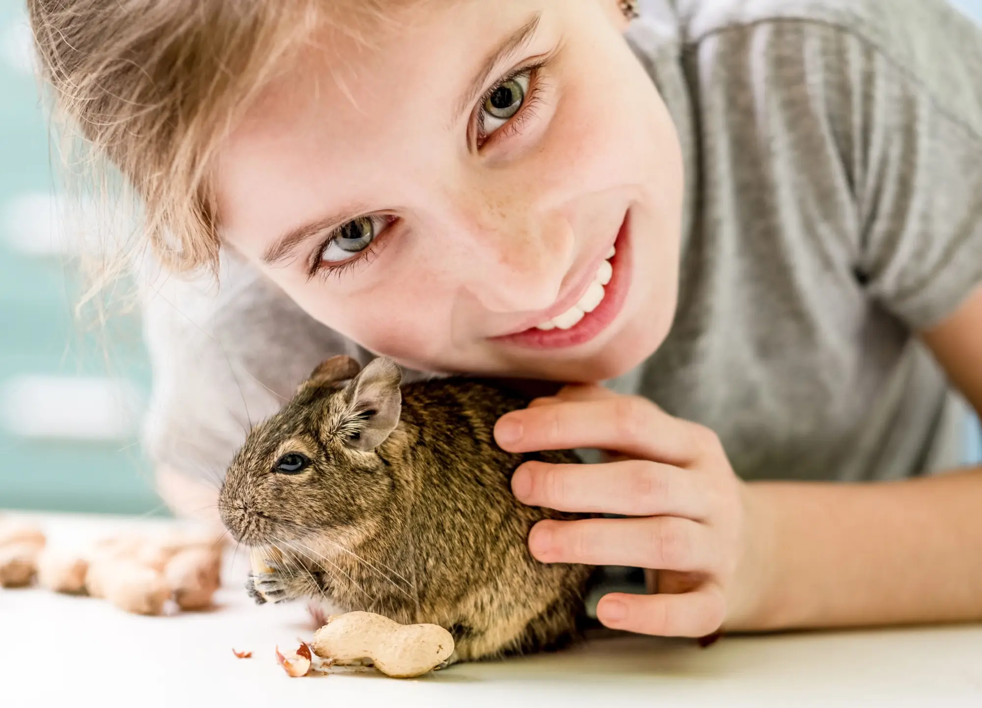 Děvče s osmákem degu