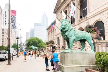 Socha lva na ulici v Bostonu před vládní budovou