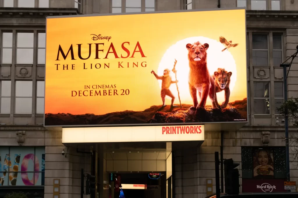 - NeposlušnéTlapky Billboard na budově kina Printworks, který propaguje nový film ze světa Lvího krále.