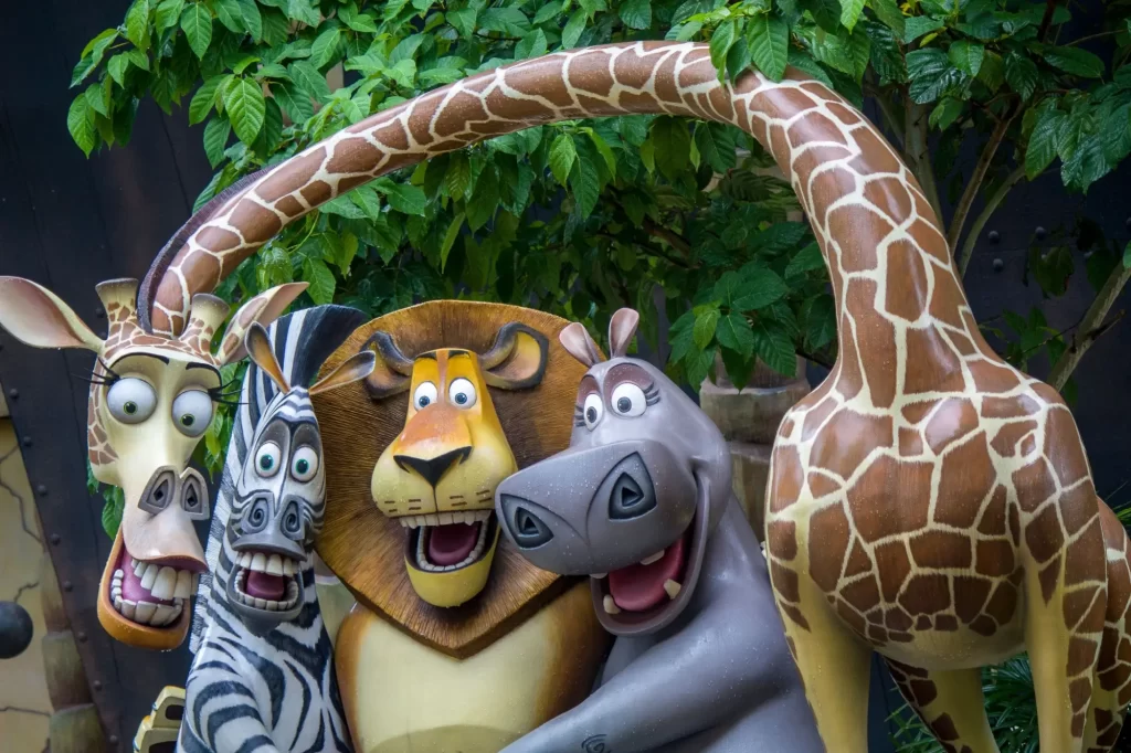- NeposlušnéTlapky Žirafa Melman, zebra Marty, lev Alex a hrošice Gloria jako postavy v zábavním parku