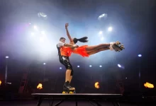 Žena a muž performují na kolečkových bruslích