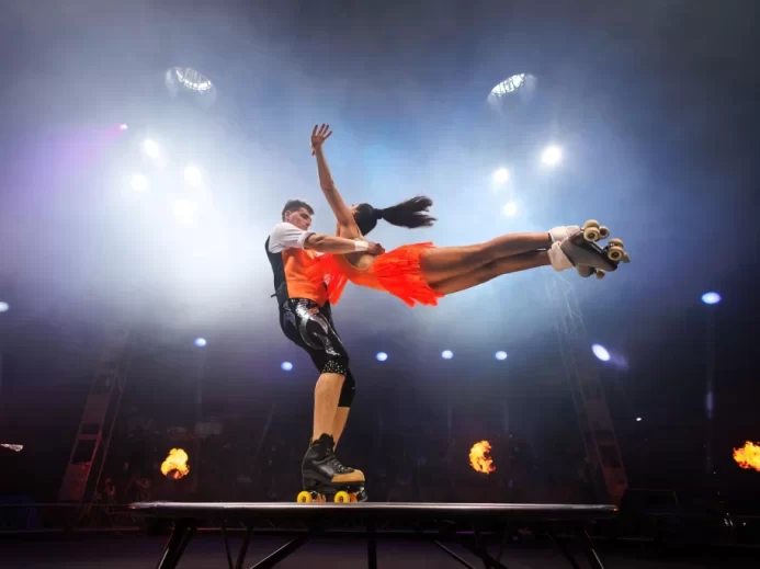 Žena a muž performují na kolečkových bruslích