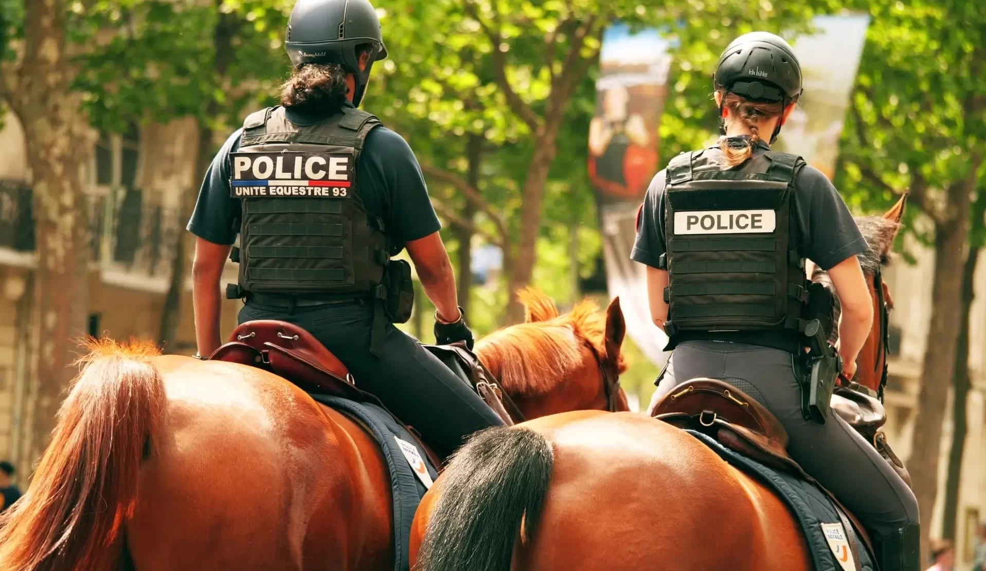 Koně jako pomoc policie je dodnes využívána.
