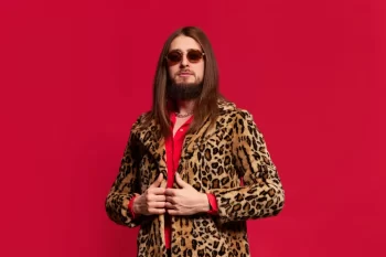 Muž v leopardím saku