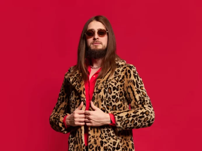 Muž v leopardím saku