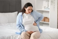 Těhotná žena trpící bolestí