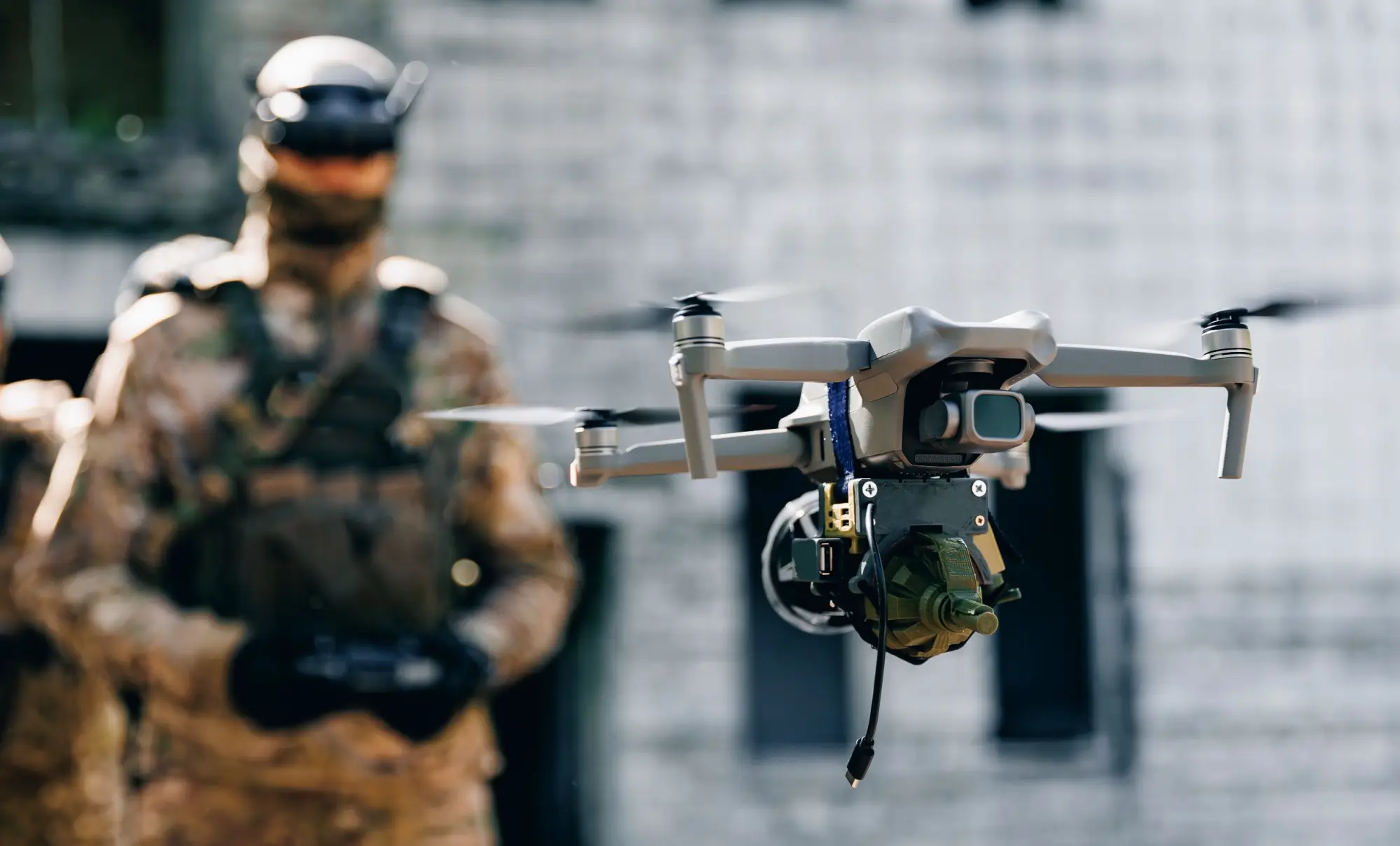 Voják pilotuje dron