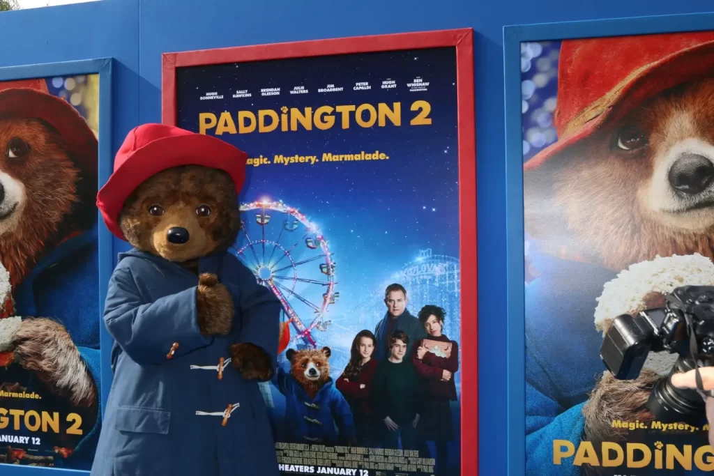 - NeposlušnéTlapky Maskot medvěda Paddingtona pózuje na premiéře filmu Paddington 2