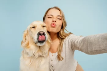 Žena si dělá fotku se psem