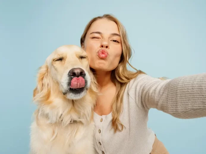 Žena si dělá fotku se psem